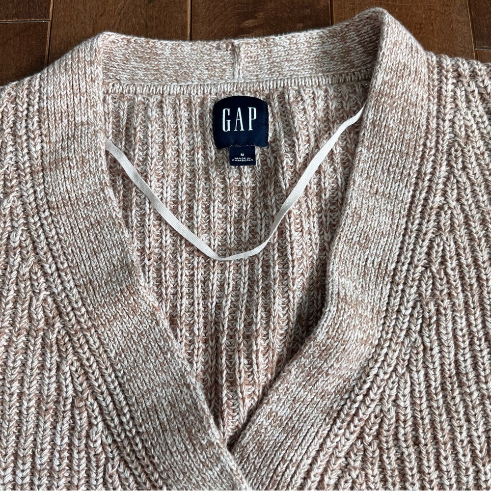 Gap Boxy fit v-neck cardigan oatmeal color - Picture 2 of 8